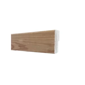 Hoge grenen houten plint muur plint
