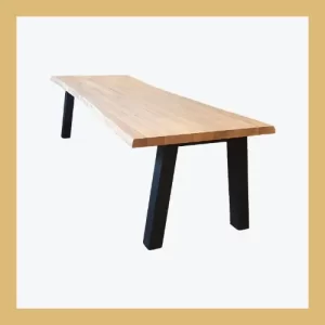 Houten tafel met zwarte poten